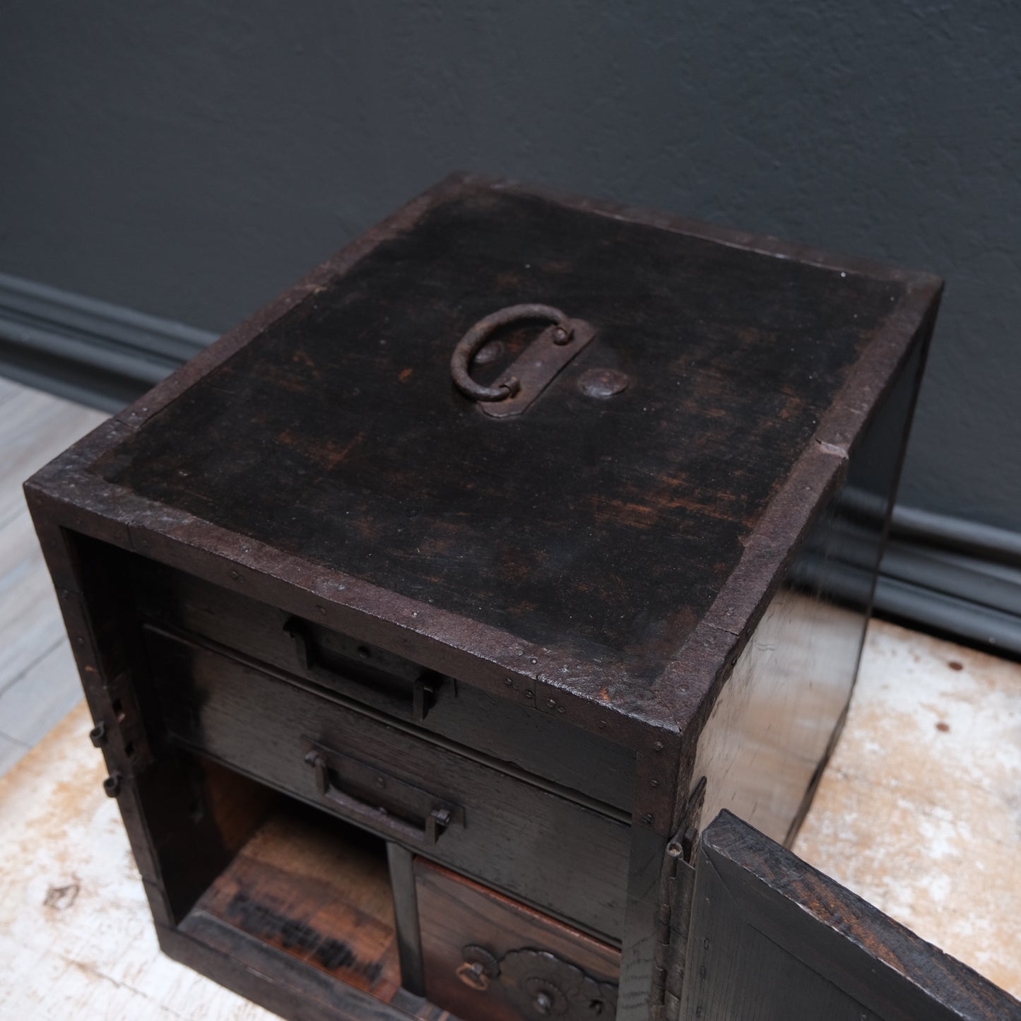 Funa-dansu (Ship's Chest)