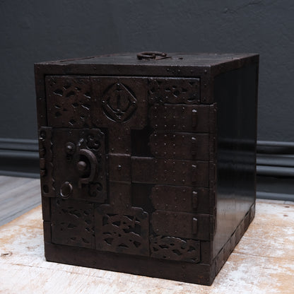 Funa-dansu (Ship's Chest)