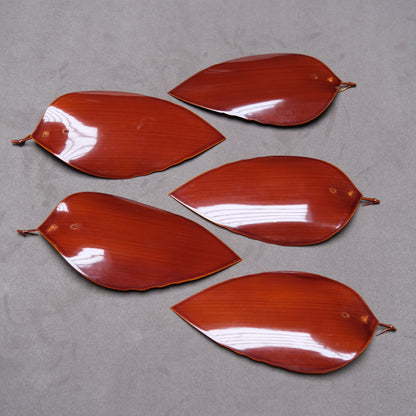 Set of five lacquered leaf-shaped plates with their original box, view 3 of 12