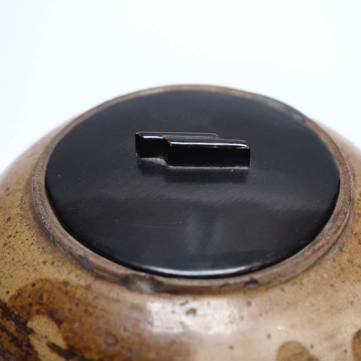 Edo period stoneware mizusashi (tea ceremony water jar) with trailing off-white and brown glazes and black lacquer lid, view 12 of 12