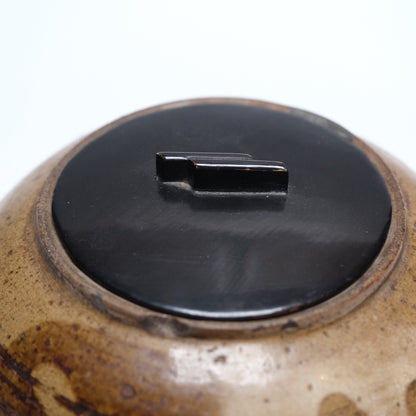 Edo period stoneware mizusashi (tea ceremony water jar) with trailing off-white and brown glazes and black lacquer lid, view 12 of 12