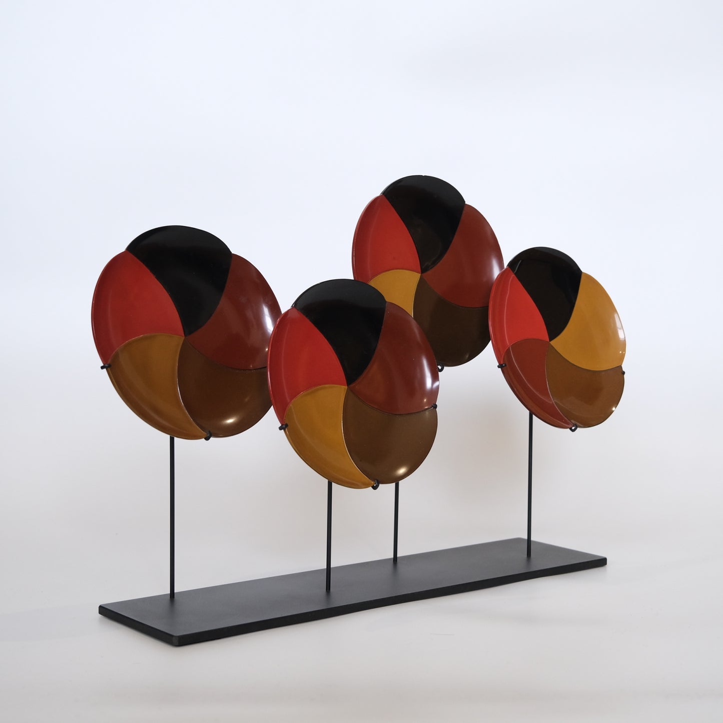 Side view of tea ceremony lobed lacquer plate showing turned wood profile