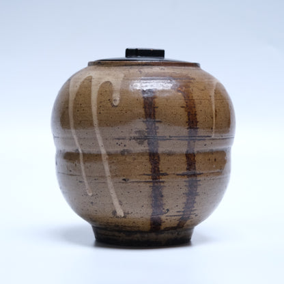 Edo period stoneware mizusashi (tea ceremony water jar) with trailing off-white and brown glazes and black lacquer lid, view 3 of 12