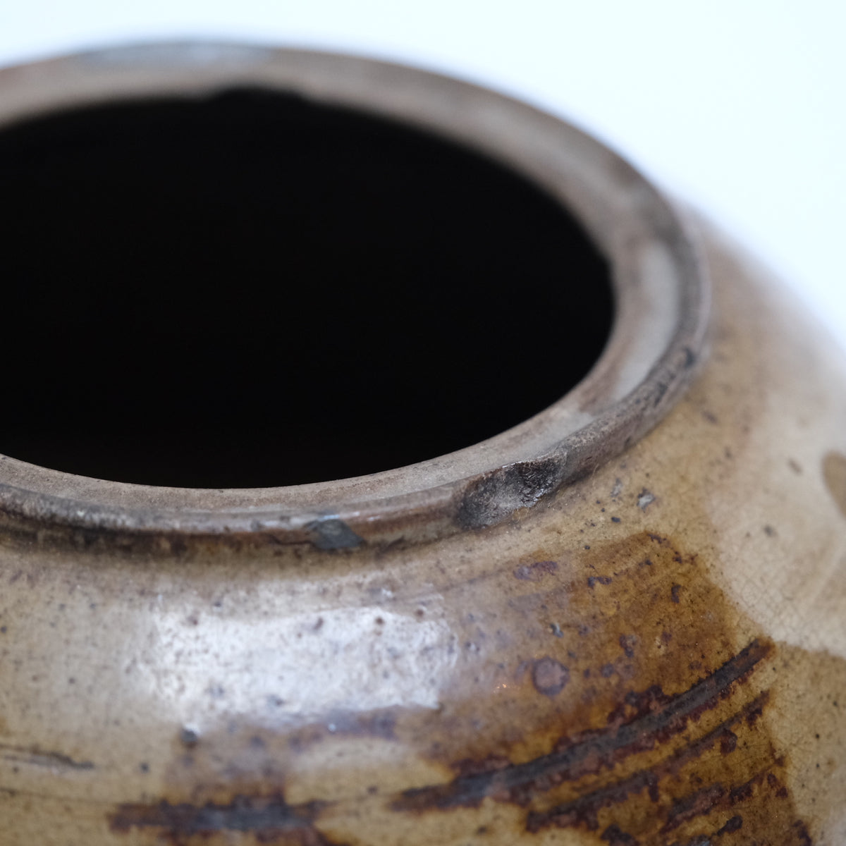 Edo period stoneware mizusashi (tea ceremony water jar) with trailing off-white and brown glazes and black lacquer lid, view 11 of 12