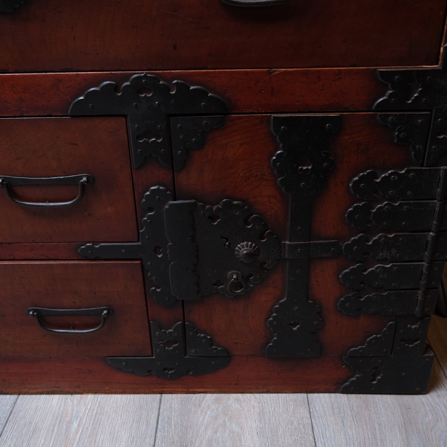 Exceptional Pair of Isho Tansu