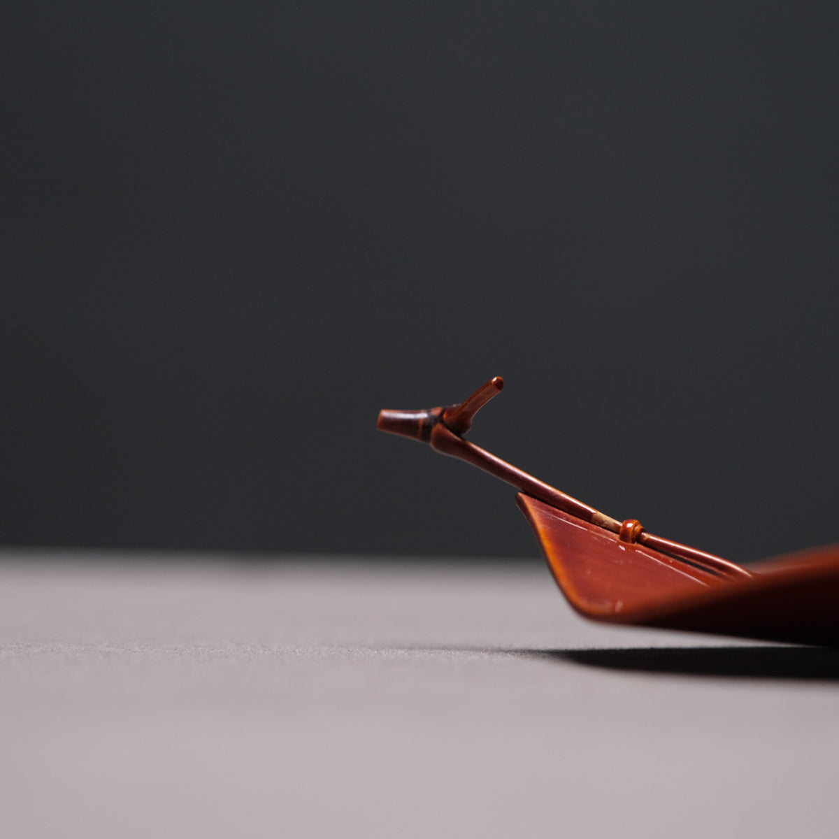 Set of five lacquered leaf-shaped plates with their original box, view 9 of 12