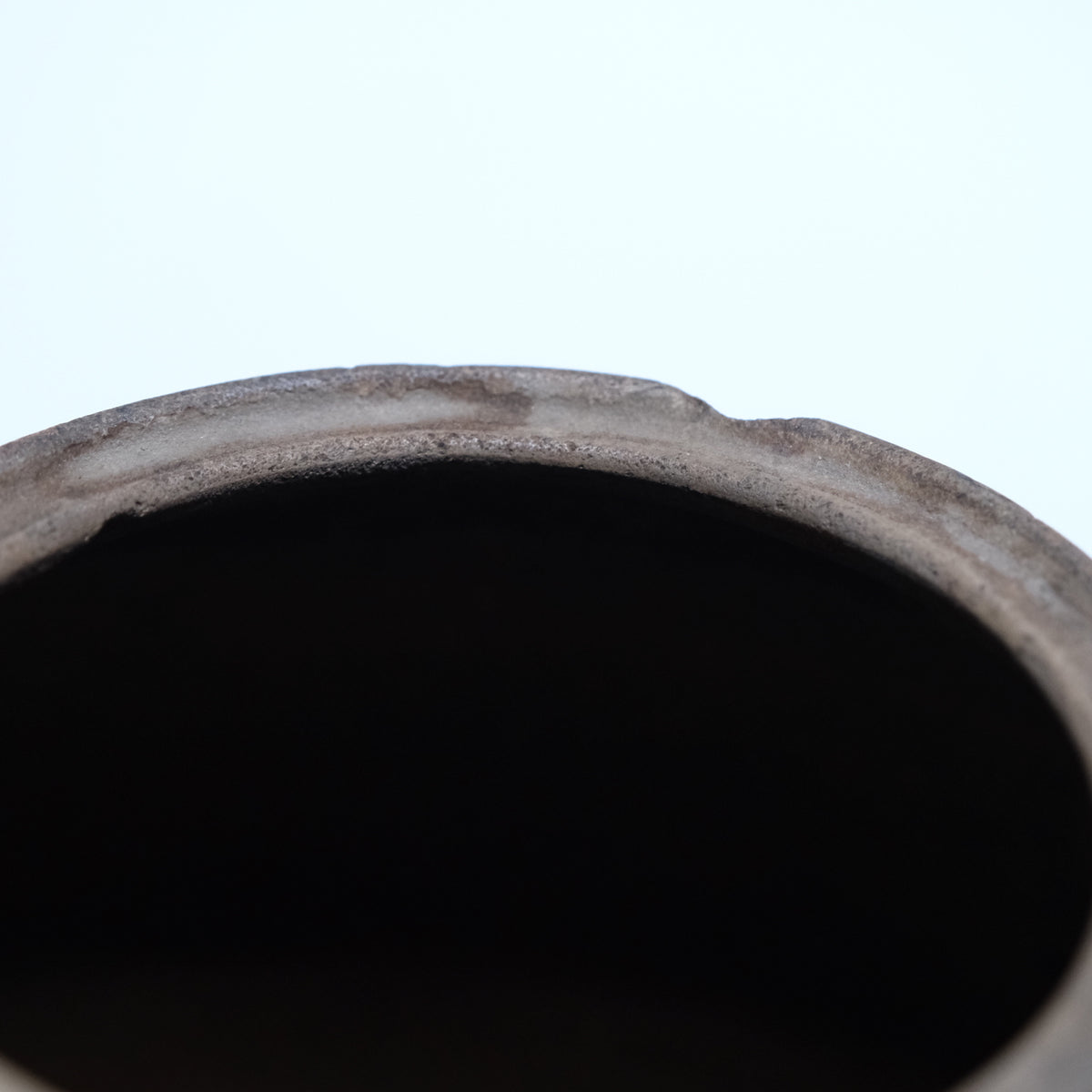 Edo period stoneware mizusashi (tea ceremony water jar) with trailing off-white and brown glazes and black lacquer lid, view 9 of 12