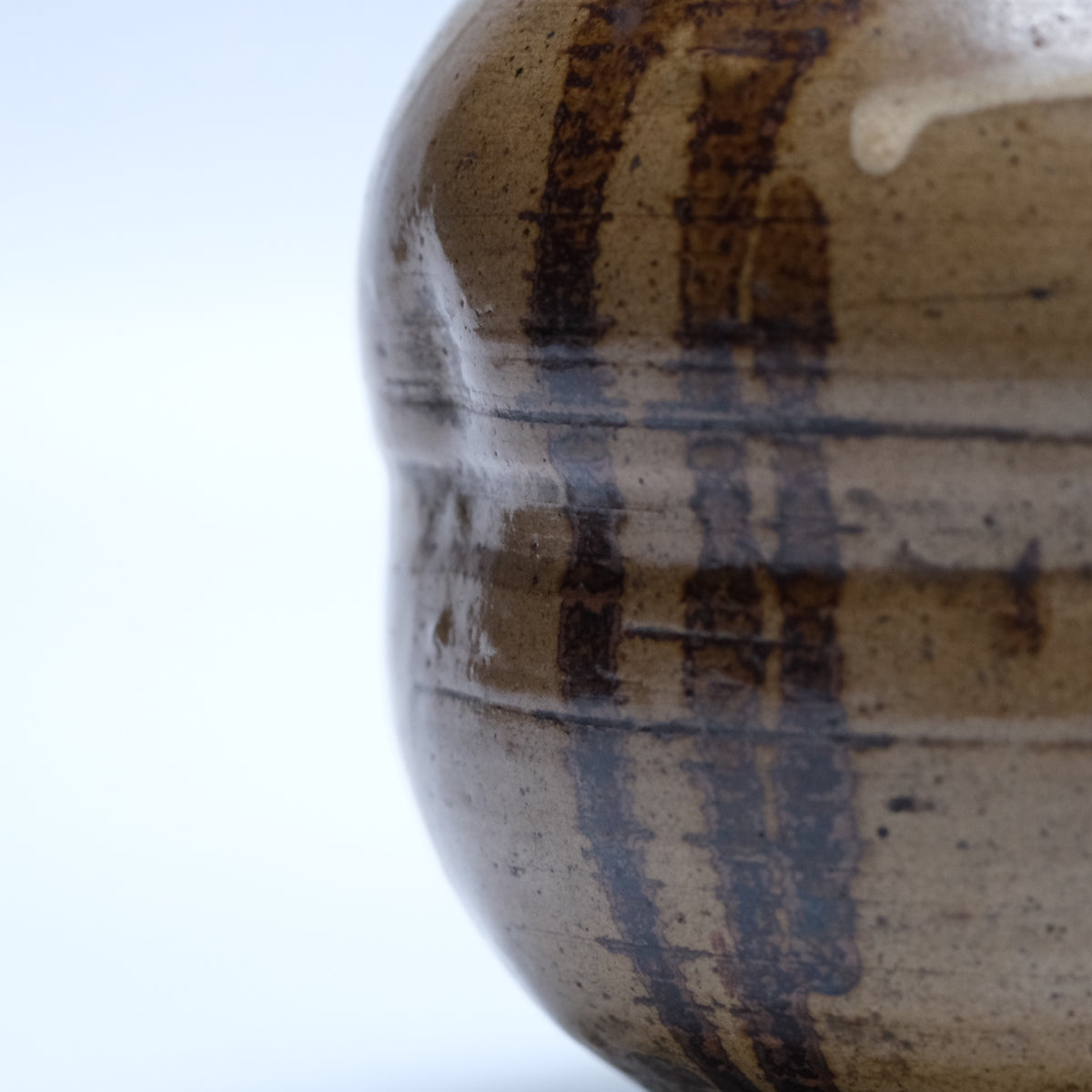Edo period stoneware mizusashi (tea ceremony water jar) with trailing off-white and brown glazes and black lacquer lid, view 7 of 12