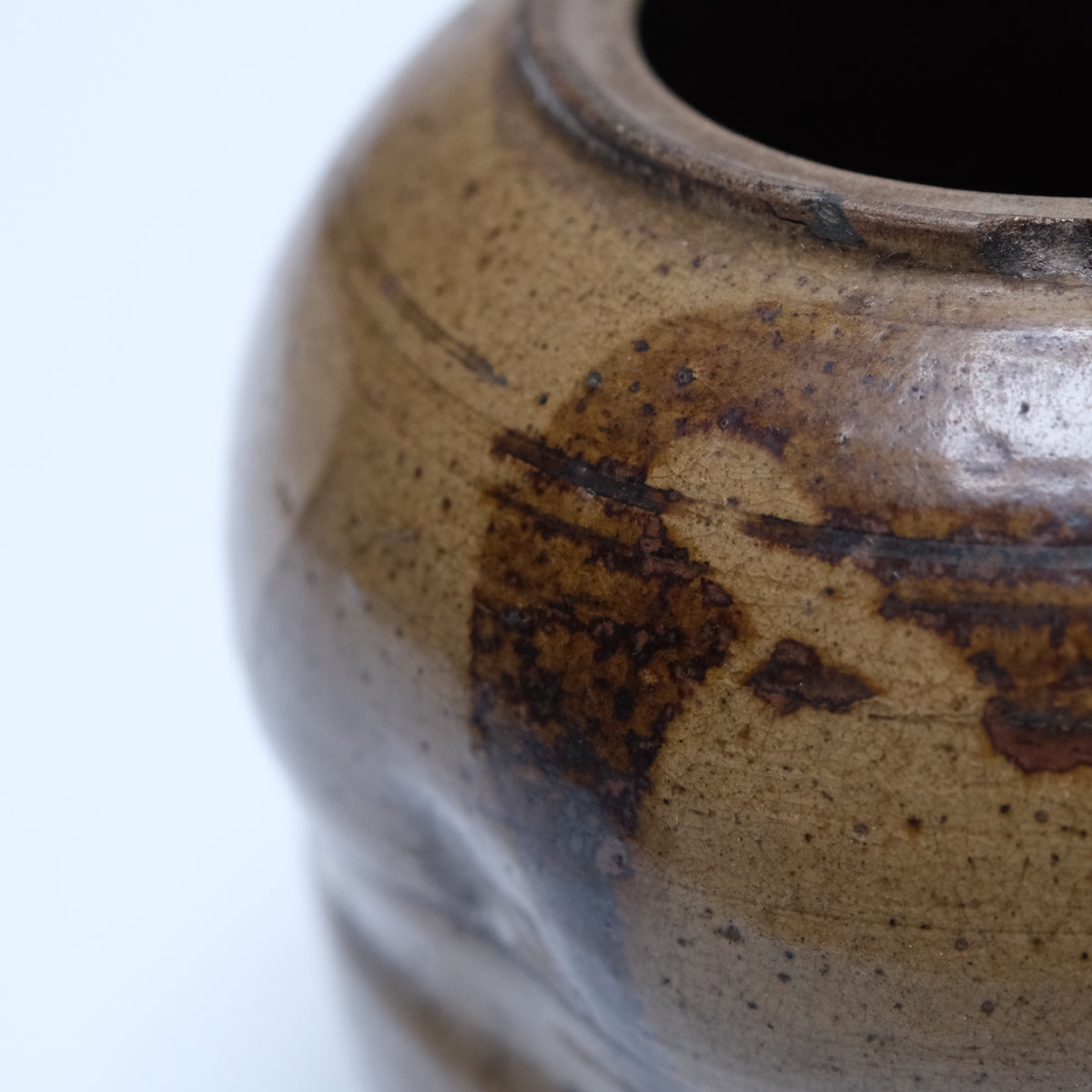 Edo period stoneware mizusashi (tea ceremony water jar) with trailing off-white and brown glazes and black lacquer lid, view 10 of 12