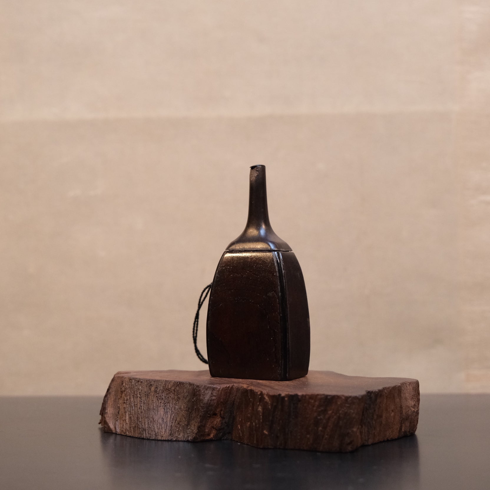 18-19th century Edo Japanese gunpowder flask side view showing tapered neck