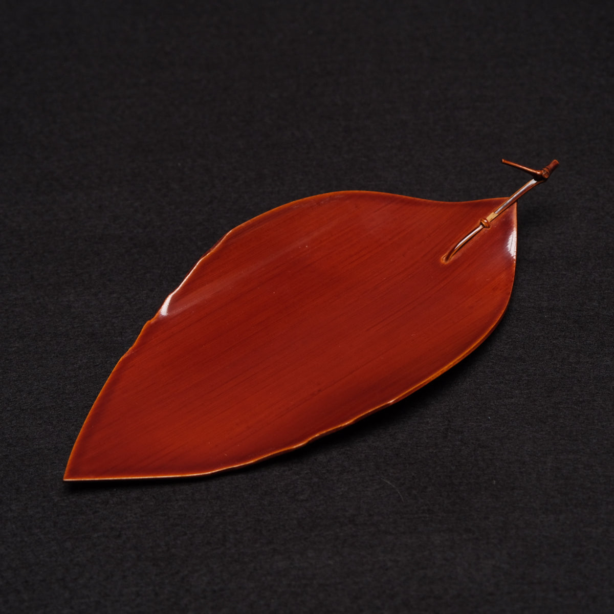 Set of five lacquered leaf-shaped plates with their original box, view 1 of 12