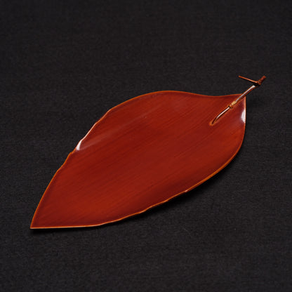 Set of five lacquered leaf-shaped plates with their original box, view 1 of 12