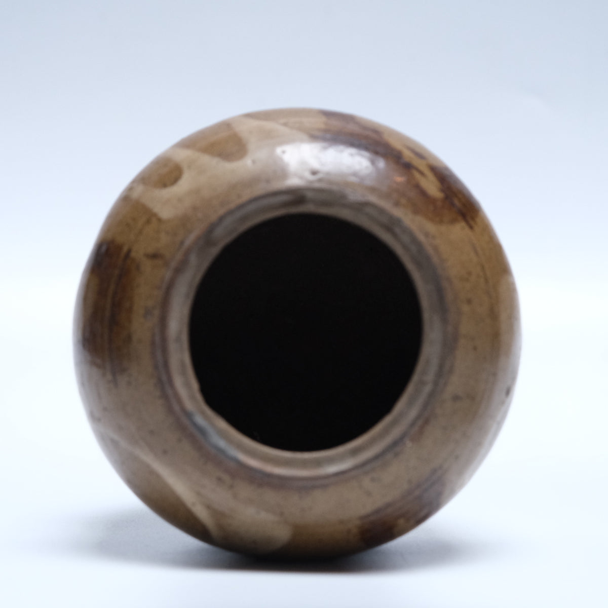 Edo period stoneware mizusashi (tea ceremony water jar) with trailing off-white and brown glazes and black lacquer lid, view 5 of 12